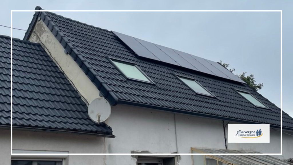 Panneaux solaires photovoltaïques sur toiture en tuiles anthracite avec velux, installés par Auvergne Habitat Conseil dans l'Allier