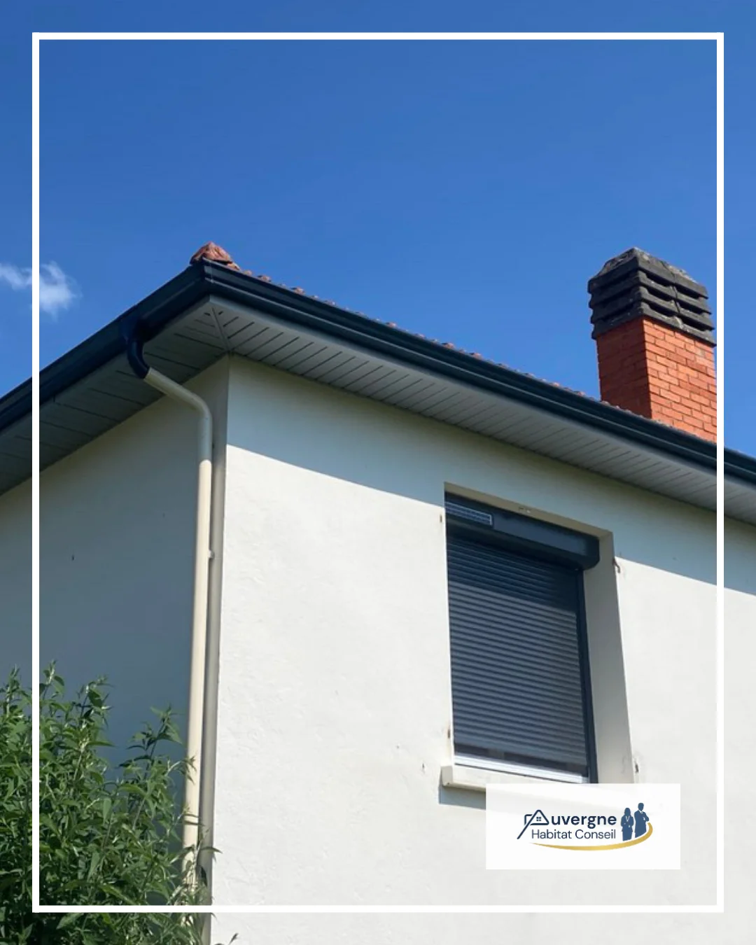 Gouttière en bas de toiture d'une maison rénovée