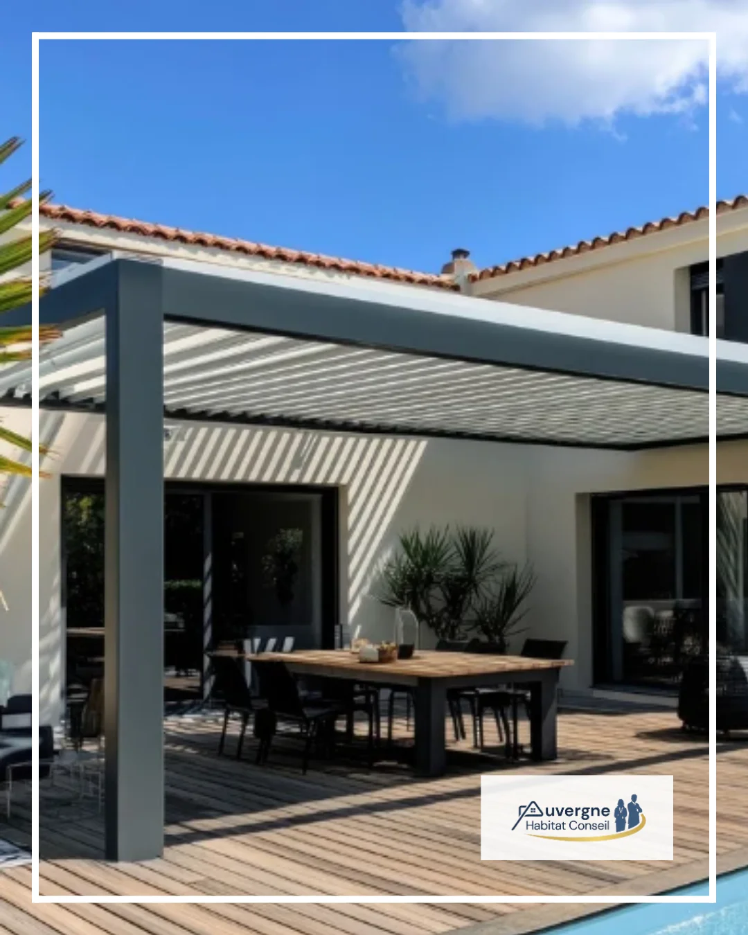 Pergola aluminium sur une terrasse avec salon de jardin