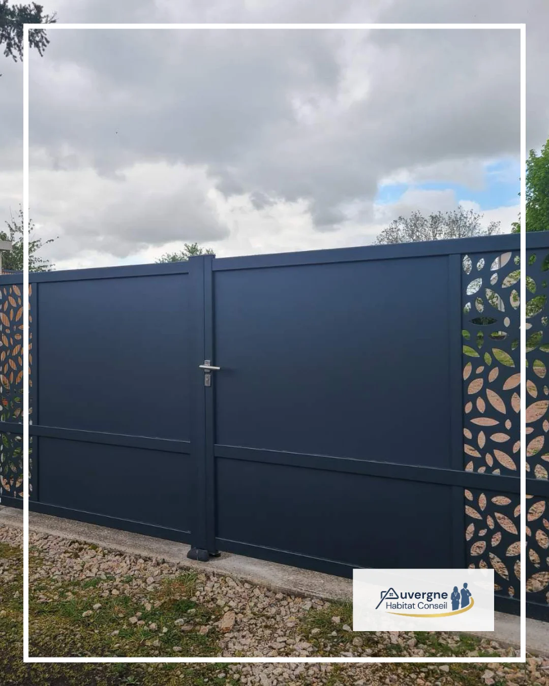 Portail battant gris anthracite installé devant une maison