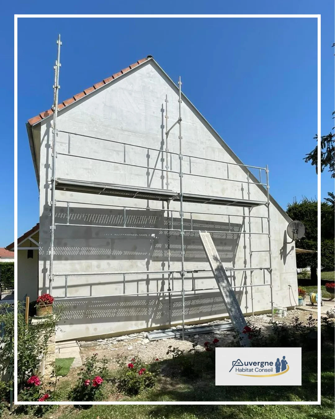 Chantier de ravalement de façade avec échafaudage sur une maison