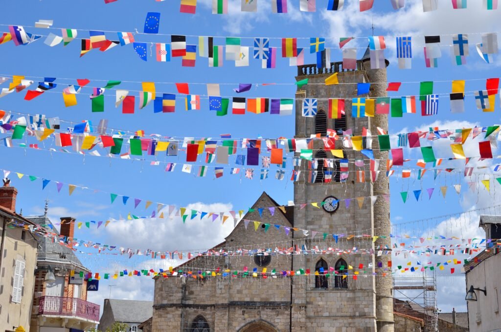 Église Sainte-Croix de Gannat et drapeaux