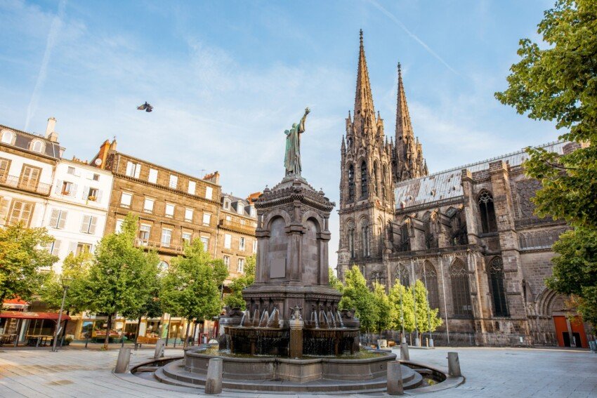 Place de la Victoire et cathédrale de Clermont-Ferrand