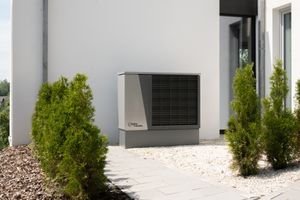 Pompe à chaleur air/eau installée à l'extérieur d'une maison